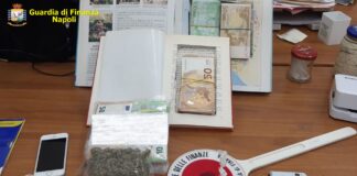 Sorpreso a vendere droga nel Napoletano, arrestato 31enne spacciatore col ‘reddito di cittadinanza’. Nascosti in casa oltre 30mila euro in contanti