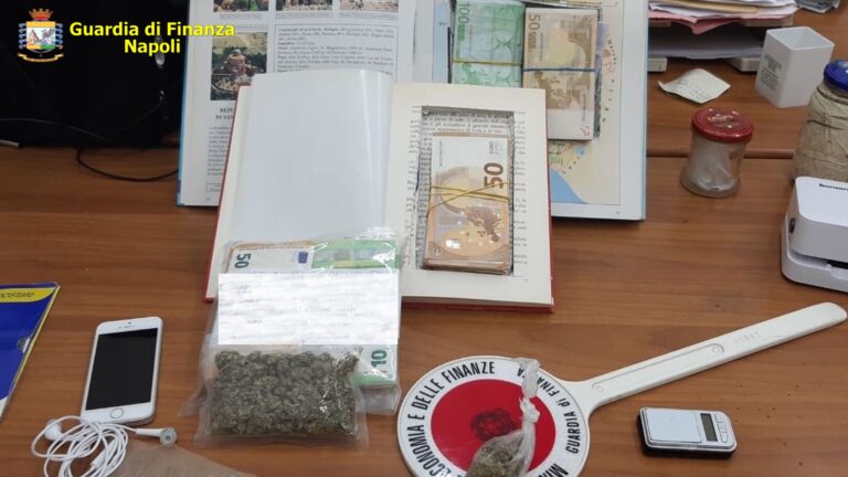 Sorpreso a vendere droga nel Napoletano, arrestato 31enne spacciatore col ‘reddito di cittadinanza’. Nascosti in casa oltre 30mila euro in contanti