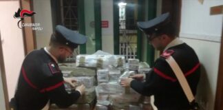 Deposito di droga scoperto nel Napoletano, 255 chili di hashish nascosti nel sottoscala: sequestrato lo stupefacente dal valore di un milione di euro. Arrestati una 60enne e un 30enne