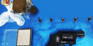 Quasi 100 grammi di hashish e una pistola rubata in casa: 32enne di Napoli arrestato dalla polizia