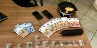 Spaccio di droga nel Napoletano, soldi e marijuana nascosti in casa: quattro pusher di Secondigliano ai domiciliari