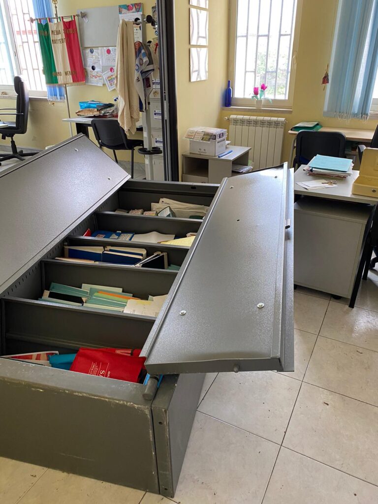 FOTO Predoni dell’emergenza sanitaria, raid nell’istituto “Matteotti-Cirillo” di Grumo Nevano: rubati tutti i pc e i tablet