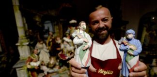 Emergenza Covid, i medici impegnati nella lotta al virus sul presepe napoletano. Il maestro Di Virgilio: “È un modo per ringraziare chi ha messo a rischio la propria vita per salvare la nostra”