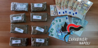 Spaccio di droga nel Napoletano, 800 grammi di hashish nascosti in casa e in auto: arrestato pusher 26enne