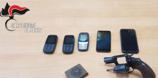 Spaccio di droga ‘a conduzione familiare’ ad Aversa, coppia di coniugi sorpresi con hashish e una pistola in casa: lui in carcere e lei ai domiciliari