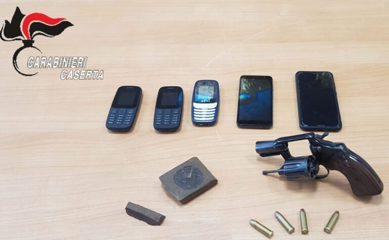 Spaccio di droga ‘a conduzione familiare’ ad Aversa, coppia di coniugi sorpresi con hashish e una pistola in casa: lui in carcere e lei ai domiciliari