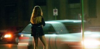Rapinava i clienti delle prostitute minacciandoli con un punteruolo: arrestato un 43enne nel Napoletano. È caccia al complice