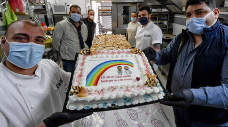 Fase 2 Napoli, pasticceria dei Quartieri Spagnoli riapre dopo due mesi di lockdown: infornata di dolci per i bisognosi