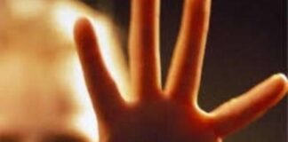 Abusava delle sorelline di 9 e 10 anni: “Se volete giocare alla PlayStation dovete prima farmi divertire”