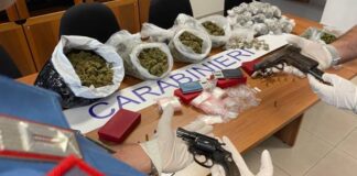 Operazione antidroga dei carabinieri a Bagnoli: sequestrati oltre 5 chili di marijuana e tre pistole con proiettili