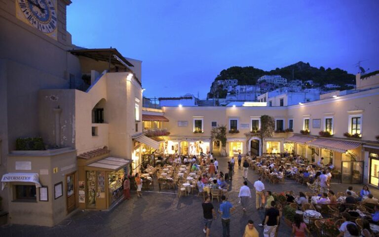 Capri: in piazzetta e nel centro storico, mascherine obbligatorie dal venerdì alla domenica