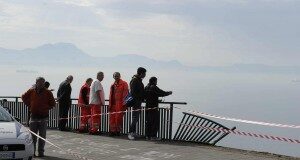 Auto giù dal costone di Via Petrarca, giovane ricoverato al Cardarelli