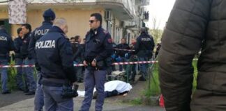 Un uomo ucciso a coltellate a Napoli. Trovato in una pozza di sangue da alcuni passanti