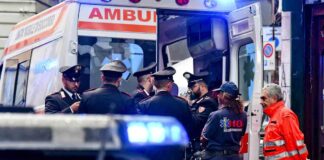 Auto finisce contro un palo, un uomo morto a Napoli