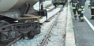 Paura nel Casertano, treno esce dai binari: fango e alberi sulla tratta ferroviaria