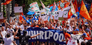 Da Mergellina al consolato Usa: sfila la protesta dei dipendenti Whirlpool