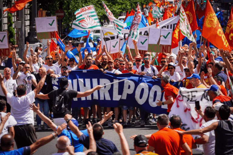 Da Mergellina al consolato Usa: sfila la protesta dei dipendenti Whirlpool