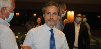 Caldoro a Caserta in visita all’ospedale Covid: “Uno spreco qui e a Napoli di oltre 20 milioni”