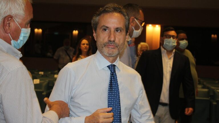 Caldoro a Caserta in visita all’ospedale Covid: “Uno spreco qui e a Napoli di oltre 20 milioni”