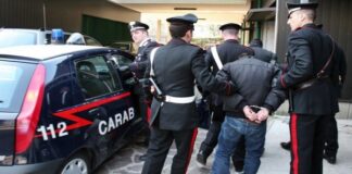 Finti carabinieri fanno irruzione in un bed and breakfast a Napoli, in due finiscono in manette