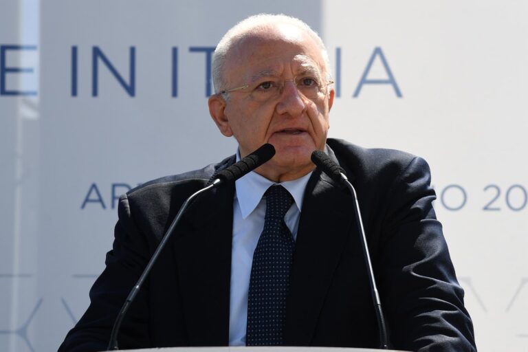 Covid: in Campania 5 nuovi casi. E De Luca tuona: “Demenziale accavallare elezioni e inizio anno scolastico”