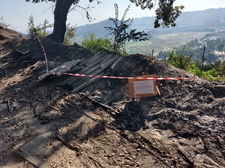 Napoli, rogo di rifiuti ed eternit: terreno posto sotto sequestro in via Terracina