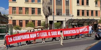 Contestazioni a Salerno per il leader della Lega. Inaugurata una sede del partito in uno stabile dove è presente anche un comitato pro-De Luca