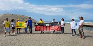 Blitz di Legambiente alla foce del torrente Agnena: “Basta inquinamento, che vergogna!”