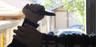 Giovane immigrato colpito da una coltellata al petto: “Sono stati due sconosciuti!”