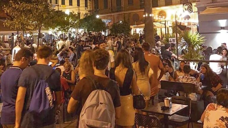 Movida violenta a Napoli, tre giovani feriti: indagano carabinieri