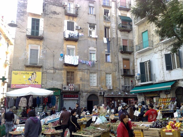 Napoli, focolaio Covid-19 nel quartiere Pignasecca. Il presidente Chirico rassicura: “Tutto falso”