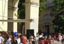 Mattinata in Piazza a Caserta per Salvini: “Prefabbricati anti-covid poggiati sui mattoni, come quando fregano le ruote di un’auto”