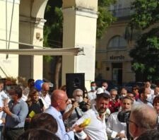 Mattinata in Piazza a Caserta per Salvini: “Prefabbricati anti-covid poggiati sui mattoni, come quando fregano le ruote di un’auto”