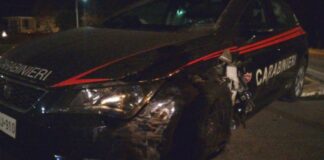 Casalnuovo: speronano auto dei carabinieri per evitare le manette, autista arrestato in fuga i complici