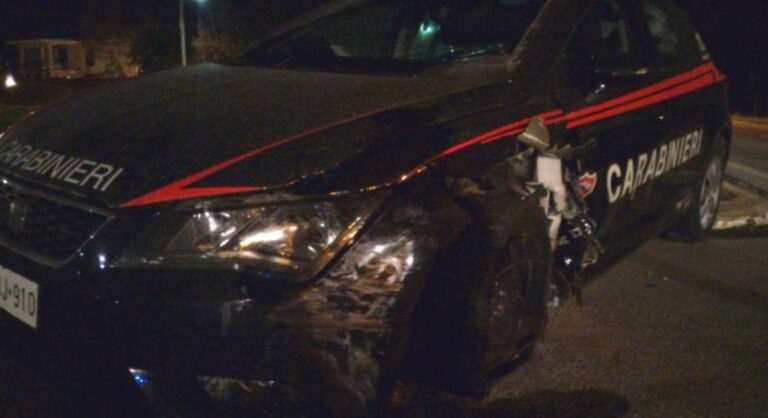 Casalnuovo: speronano auto dei carabinieri per evitare le manette, autista arrestato in fuga i complici