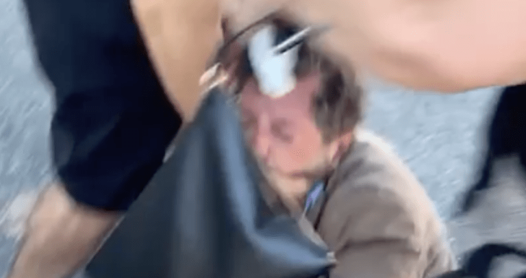 VIDEO Vergogna a Napoli, pestato a sangue il consigliere regionale Borrelli: frattura del setto nasale. Si indaga su parcheggiatori abusivi