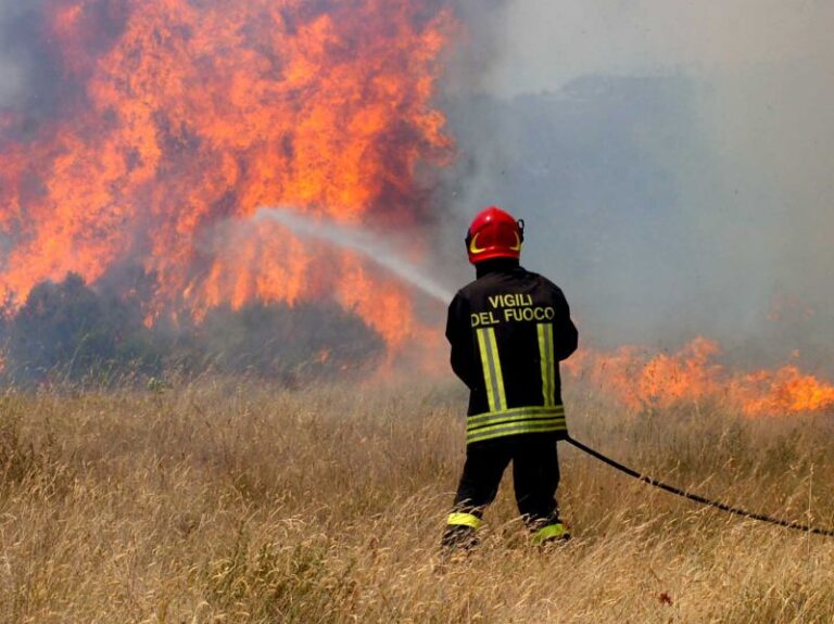 Incendio sulla Provinciale 334, fiamme ai bordi della carreggiata in prossimità di Castel Volturno