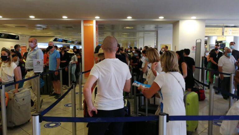 Aeroporto di Capodichino e misure anticovid, chiusa l’area arrivi: rispetto al 2019 persi 5 milioni di passeggeri