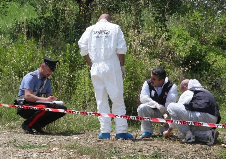 Cava de’ Tirreni, è di una 49enne il cadavere in decomposizione ritrovato nei campi: indagini a tappeto