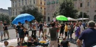Napoli, sit-in davanti a Comune e Provincia. Disoccupati in tenuta da mare: “Non siamo sulla stessa barca”