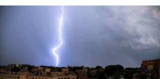 Eboli: fulmine nella notte su di un palazzo del centro, elettrodomestici ed ascensori in tilt