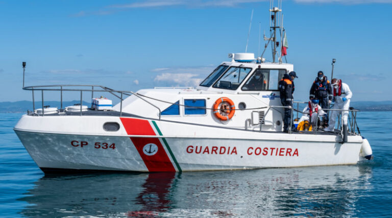 Barca affonda nella zona di Massa Lubrense, in sei si salvano tuffandosi in mare