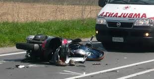 Scooter contro auto nel Salernitano, muore ragazzo di 22anni. Malore per un medico che stava prestando soccorso