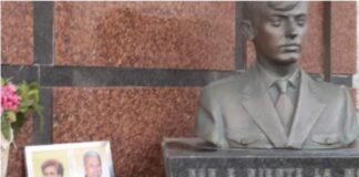 Shock a Pagani, raid al cimitero: rubato mezzobusto in bronzo di un poliziotto di 23 anni morto in servizio