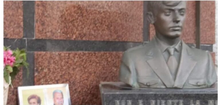 Shock a Pagani, raid al cimitero: rubato mezzobusto in bronzo di un poliziotto di 23 anni morto in servizio