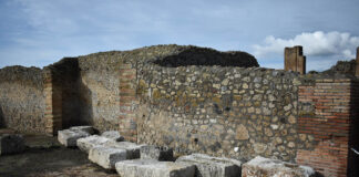 Sulle terme per scattare fotografie, ennesimo schiaffo ai tesori di Pompei