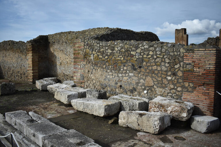 Sulle terme per scattare fotografie, ennesimo schiaffo ai tesori di Pompei