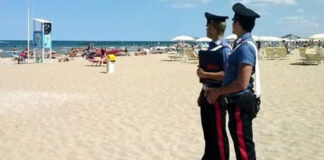 Tragedia in spiaggia nel Salernitano: un uomo di 43 anni perde la vita per un malore improvviso