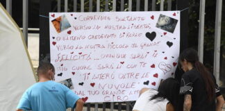 Tanta commozione ai funerali di Maria Paola Gaglione, toccante manifesto del compagno: “Correvamo verso la nostra libertà”