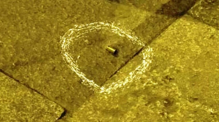 Napoli, un apprezzamento di troppo e finisce a pistolettate: tre le persone rimaste feriti, tra cui due passanti